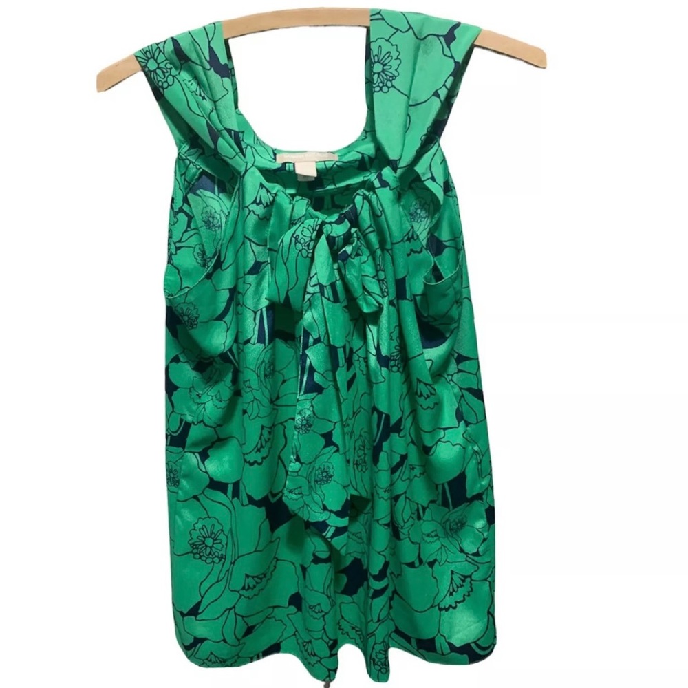 Super cute, light and flowing halter top! Fun green with navy blue print.